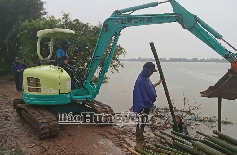 Xã Thư Vũ: Tập trung xử lý đoạn đê xung yếu bị sạt lở