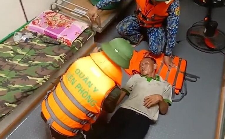 Cứu hộ kịp thời tàu cá trôi dạt trên vùng biển Hưng Yên