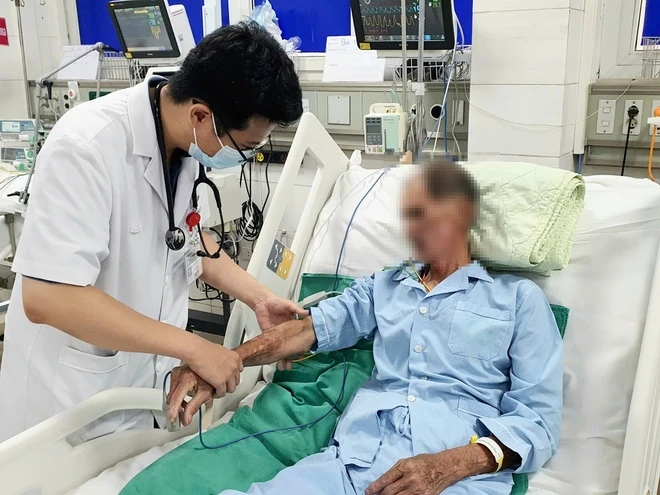 Bệnh viện Bạch Mai thông tin về chùm ca bệnh sau khi ăn tiết canh