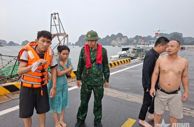 Bộ đội Biên phòng tỉnh Quảng Ninh khẩn trương cứu tàu khách bị lật trên Vịnh Hạ Long