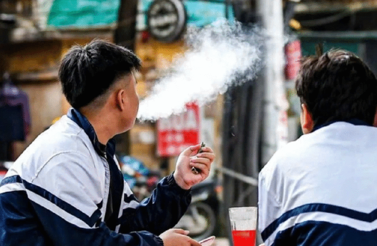 Bộ Y tế đề xuất phạt tiền từ 5 đến 10 triệu đồng đối với hành vi không ngăn cản người khác hút thuốc lá điện tử, thuốc lá nung nóng