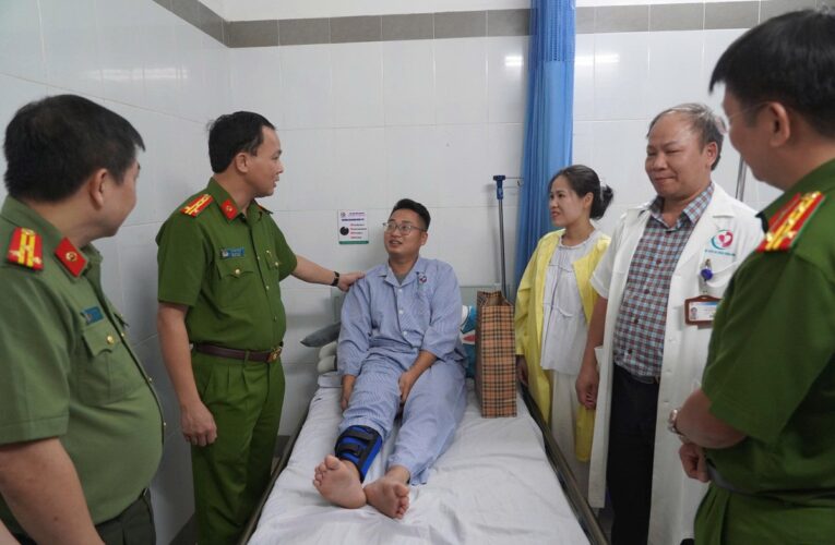 Thượng úy Cảnh sát cơ động bị đẩy ngã phải nhập viện