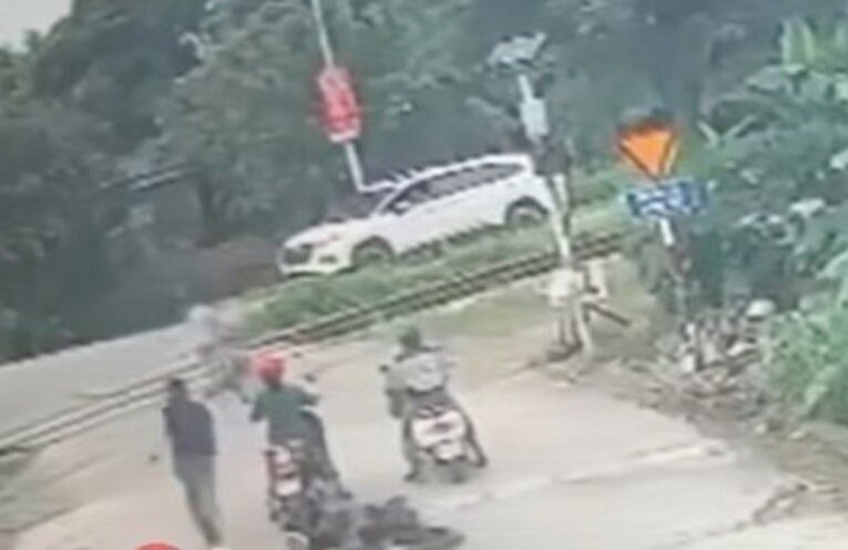 Người đàn ông phản xạ kịp thời cứu cháu bé thoát nạn trên đường ray ở TP Hải Phòng.
