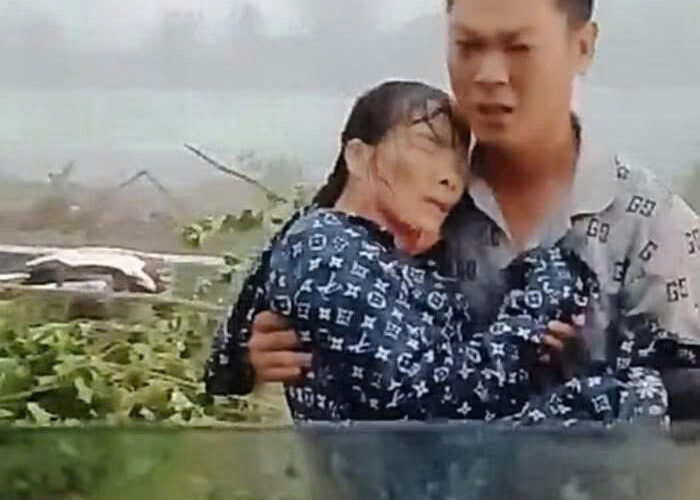 Chàng trai Ninh Bình nhận ‘mưa lời khen’ khi cứu người trong cơn giông