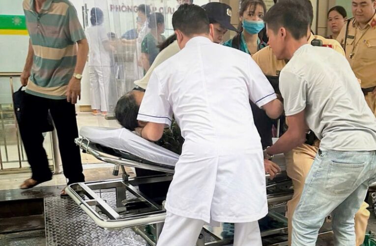 Cảnh sát giao thông Hà Nội mở đường cho xe ô tô chở người bị đột quỵ đi cấp cứu