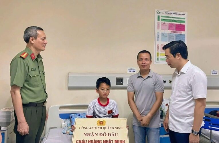 Công an tỉnh Quảng Ninh nhận đỡ đầu cháu bé sống sót vụ lật tàu Vịnh Xanh 58