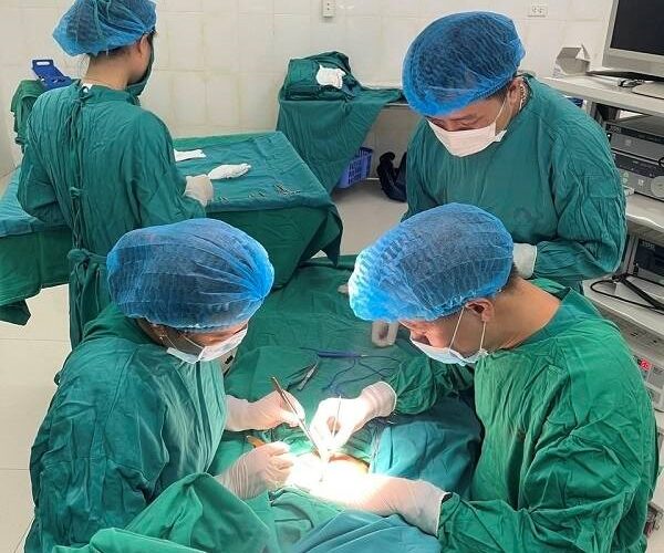 Ca phẫu thuật khẩn cấp tại Hưng Yên cứu sống bé gái nuốt nam châm gây thủng ruột non