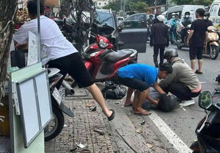 Bình Dương: Nghi vấn tài xế bị đột quỵ, mất lái tông gãy cột điện, một người bị thương nặng