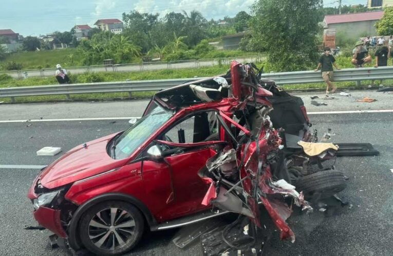 Ôtô bẹp dúm sau tai nạn trên cao tốc Hà Nội – Hải Phòng