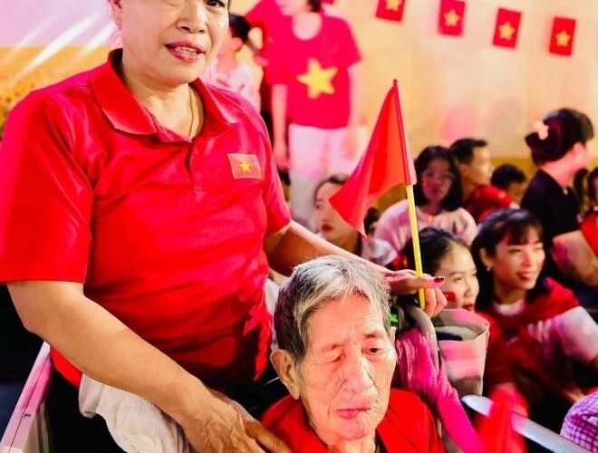 TẶNG 100.000 ĐỒNG/NGƯỜI CHO TOÀN DÂN ĂN TẾT ĐỘC LẬP