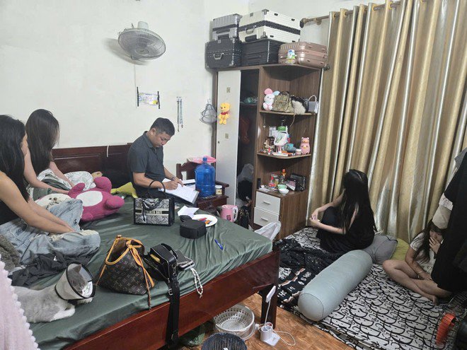 Đột kích “bữa tiệc sinh nhật” trong phòng trọ ở phường Long Biên