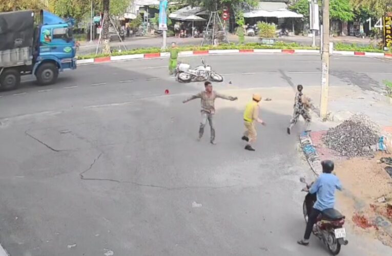 Video đối tượng tấ n công cảnh sát giao thông.