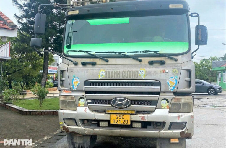 CSGT Ninh Bình bắt tại trận lái xe để đất đá rơi vãi xuống đường