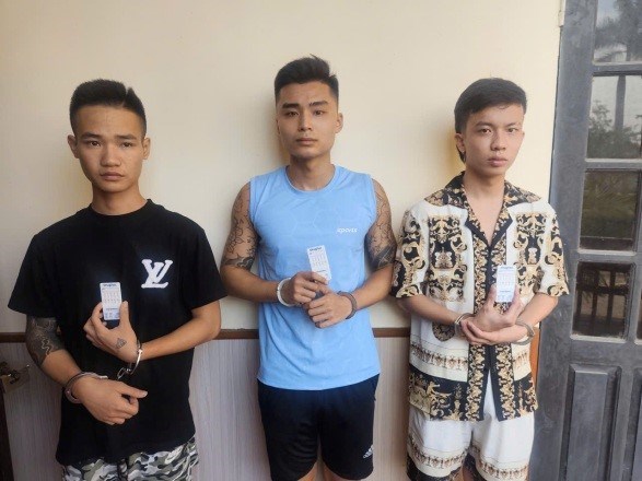 Phát hiện nhóm nam nữ dùng ke.tam.ine trong quán karaoke ở Hưng Yên