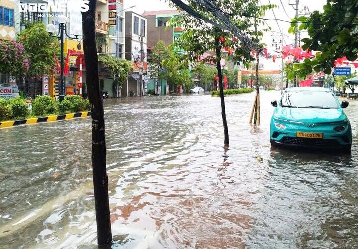 Bão số 5 gây mưa lớn, nhiều nơi tại Hưng Yên ngập nửa mét