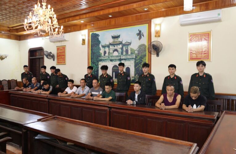 Công an tỉnh Hưng Yên: Triệt phá sới bạc “boong-ke” trong trang trại, bắt giữ 18 đối tượng