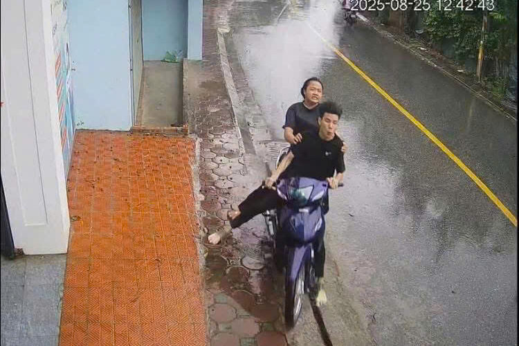 Video đôi bạn trẻ ô:m c:ua với tốc độ cao và đ:âm thẳng vào cổng một nhà dân