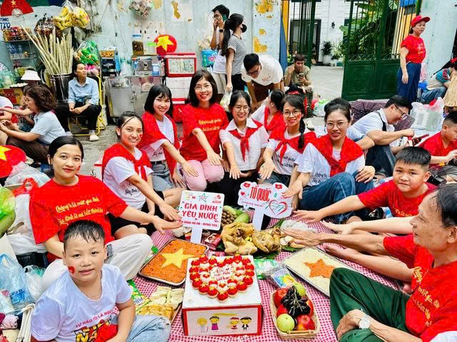 Đại gia đình 20 người với mâm cỗ đủ xôi, gà trên vỉa hè chờ tổng duyệt diễu binh A80