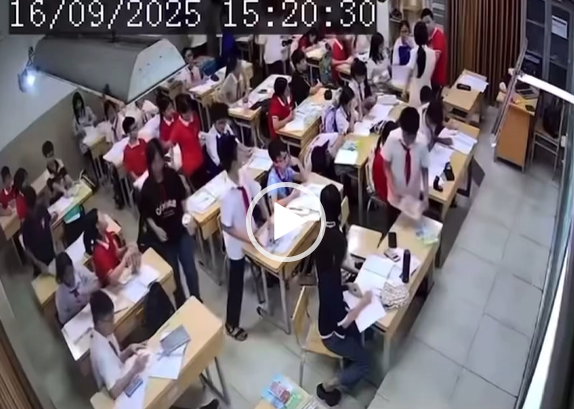 Học sinh lớp 7 zật tóc, du’i đâ`u giáo viên ngay trong lớp học
