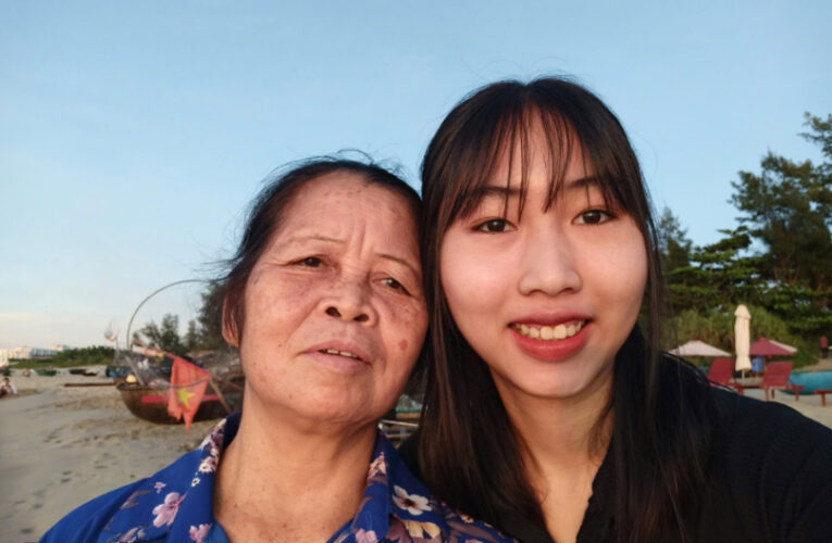 Bà lão ở Hưng Yên 19 năm nuôi bé gái bị bỏ rơi: Một đời thương con người lạ