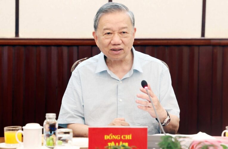Tổng Bí thư: Ngành giáo dục phải trả lời bao giờ có một bộ SGK thống nhất toàn quốc