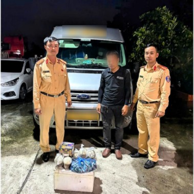 Phòng CSGT, công an tỉnh Hưng Yên phát hiện, bắt giữ đối tượng vận chuyển 5,9kg hàng cấm là pháo nổ.