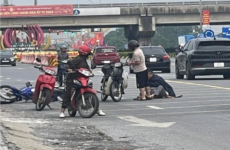 [Video] Hiện trường vụ Varcham giữa 2 xe máy gần vòng xuyến Vực Vòng (Duy Tiên cũ) 1 người nằm bất động