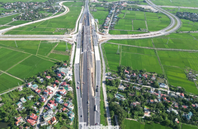 Hình hài nút giao 2 tầng cao tốc Bắc Nam qua Ninh Bình chuẩn bị thông xe