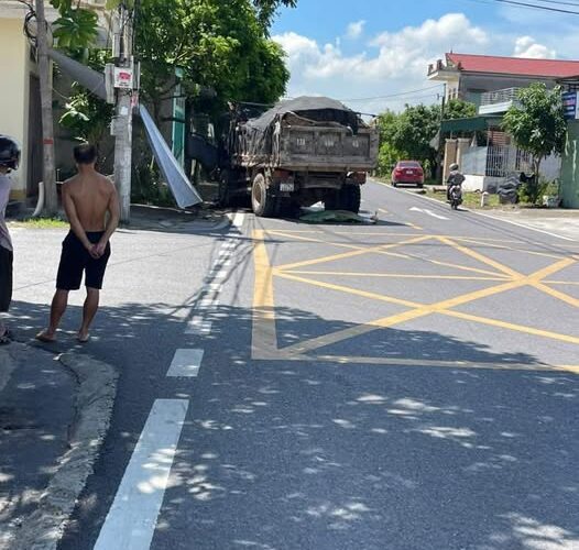 Xe máy va chạm với Howo ở Thái Học (Thái Thụy cũ) người không nguyên vẹn