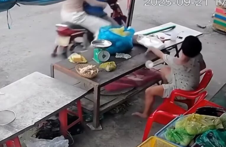 [VIDEO] Camera ghi lại đôi Nam Nữ giả vờ dừng xe mua hàng rồi thó luôn điện thoại của người phụ nữ bị khuyết tật