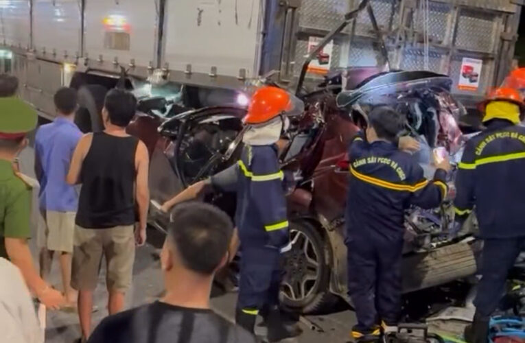Video vụ TNGT nghiêm trọng. 1 chiếc xe biến dạng hoàn toàn