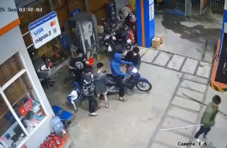 Các báo nhỏ lá.o l.oạn cây xăng