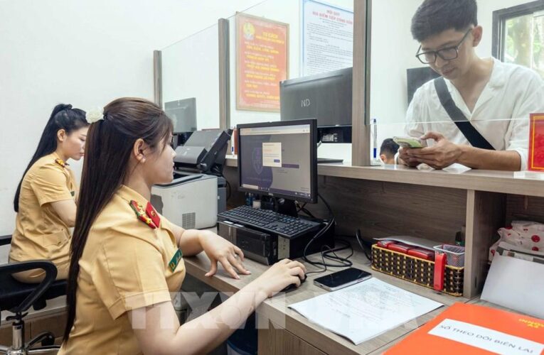 Sẽ giảm 30% mức phí và lệ phí đăng ký xe trong năm 2025