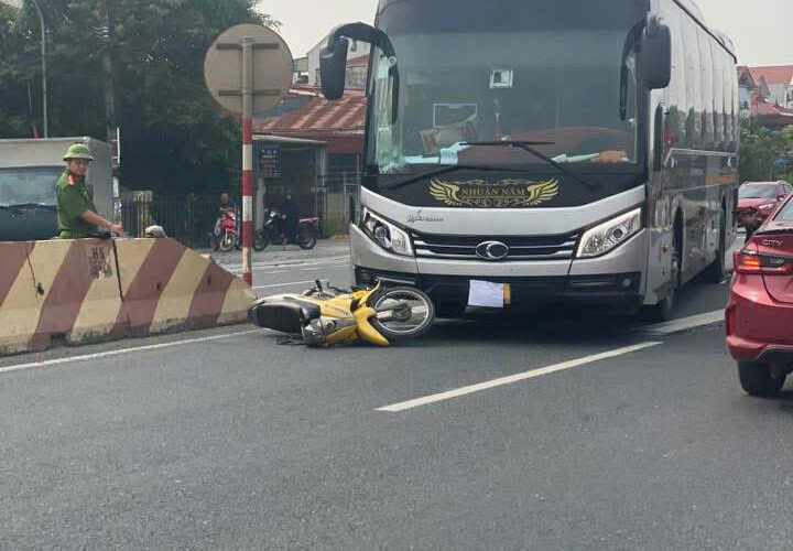 Video vụ TNGT xe khách với xe máy chiều nay trên QL1A, đoạn KCN Đồng Văn 3, dốc An Nhân Hoàng Đông, Duy Tiên cũ