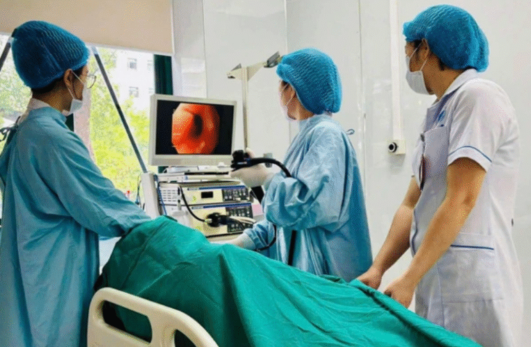 Người phụ nữ trẻ cấp cứu vì thường xuyên thức khuya lướt điện thoại