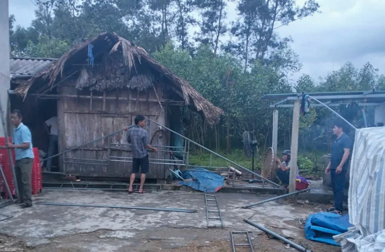 Sét đánh t*vong nam thanh niên đang xem điện thoại trong nhà